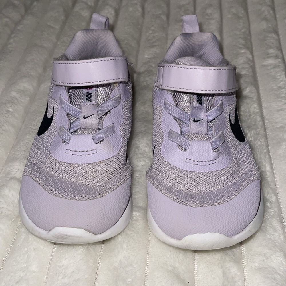 Nike Kids Sneakers in Light Purple and Black - Picture 3 of 8